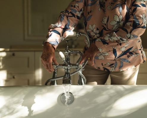 roma badante doccia anziani igiene personale aes domicilio
