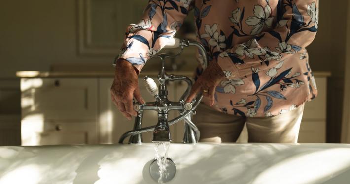 roma badante doccia anziani igiene personale aes domicilio